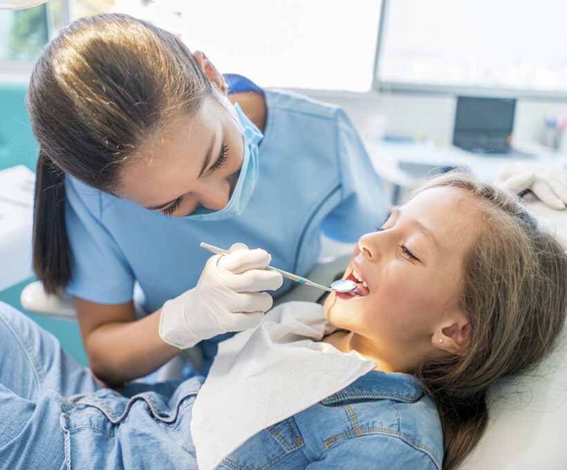 Criança sendo atendida no dentista