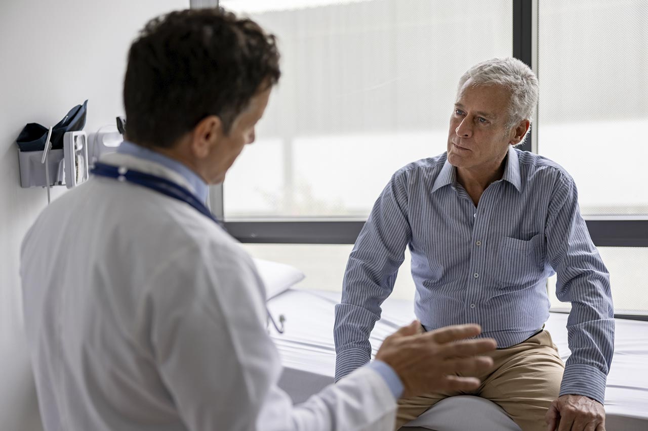 Médico falando com um paciente em um consultório