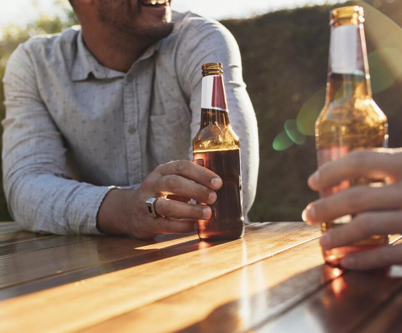 Casal bebendo cervejas em festa ao ar livre