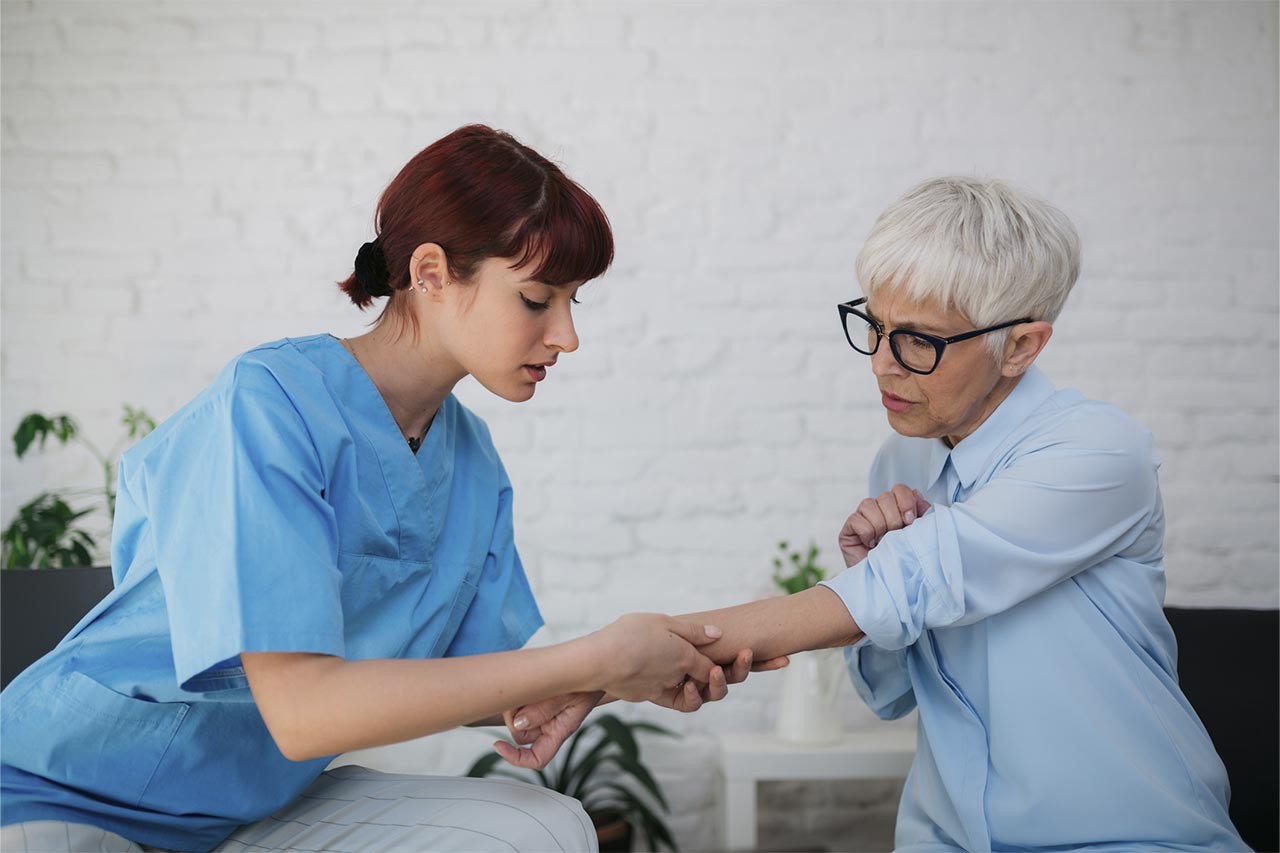 Médica analisando braço de paciente mulher para ver se é dermatite