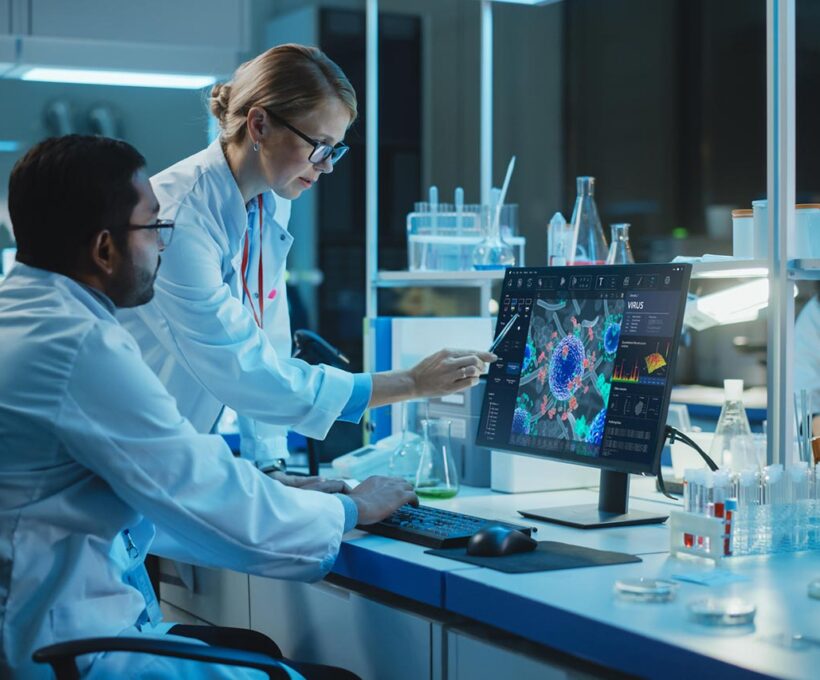 Cientistas analisando dados no laboratório relacionado a doenças raras