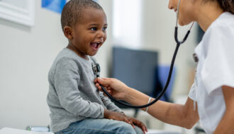 Criança sendo atendida por profissional da saúde