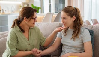 Mãe amorosa conversando com sua filha adolescente