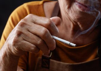Descubra se fumar causa rugas e veja como o cigarro afeta a pele