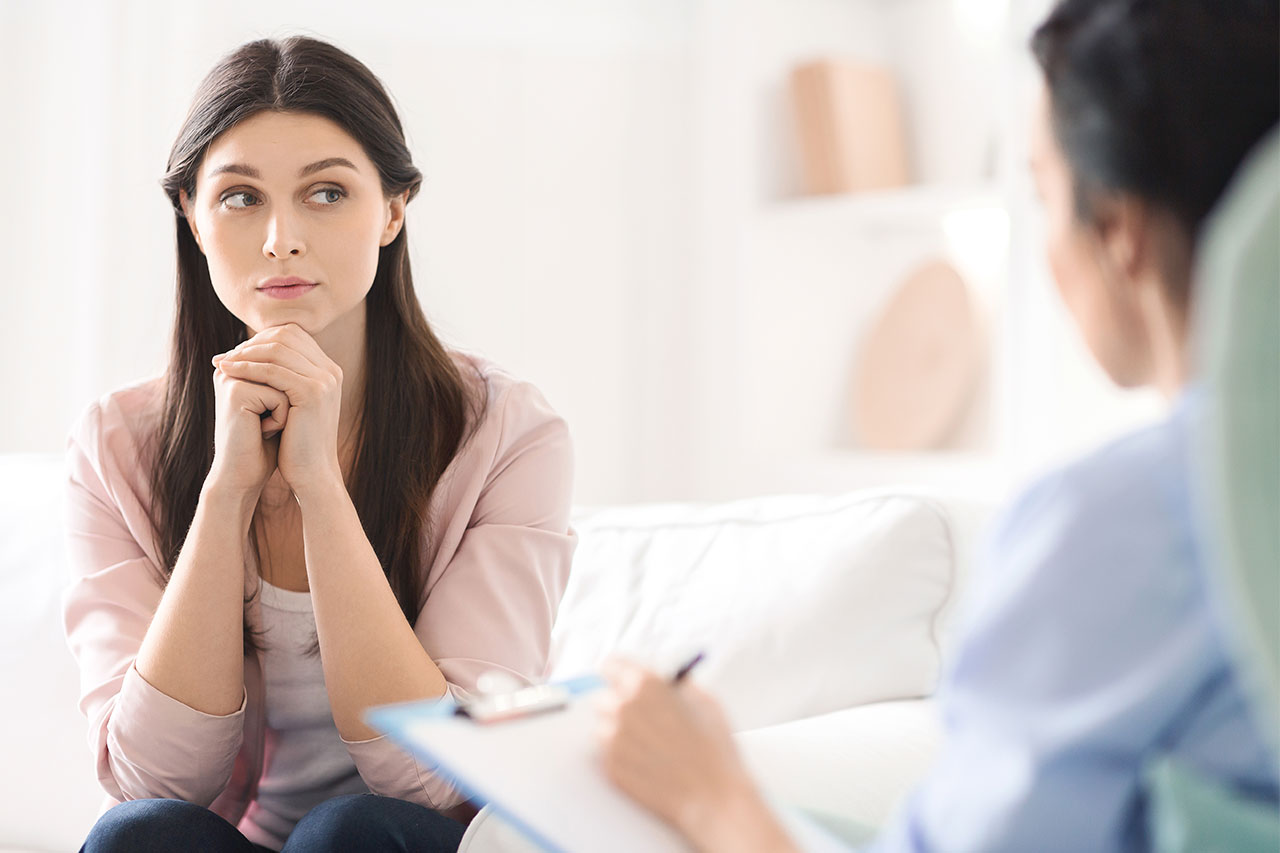 Mulher conversando com o médico sobre ists