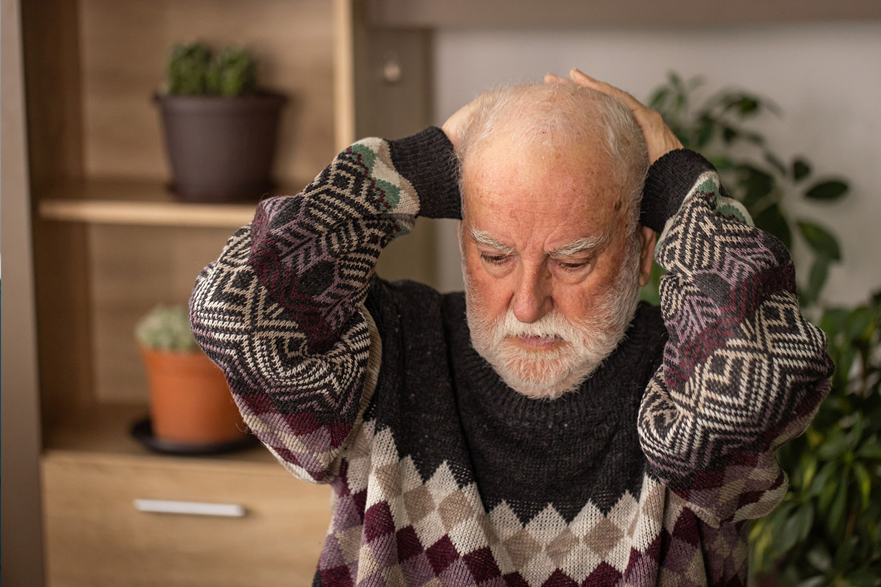 Idoso com dificuldades de memoria iniciando no Alzheimer