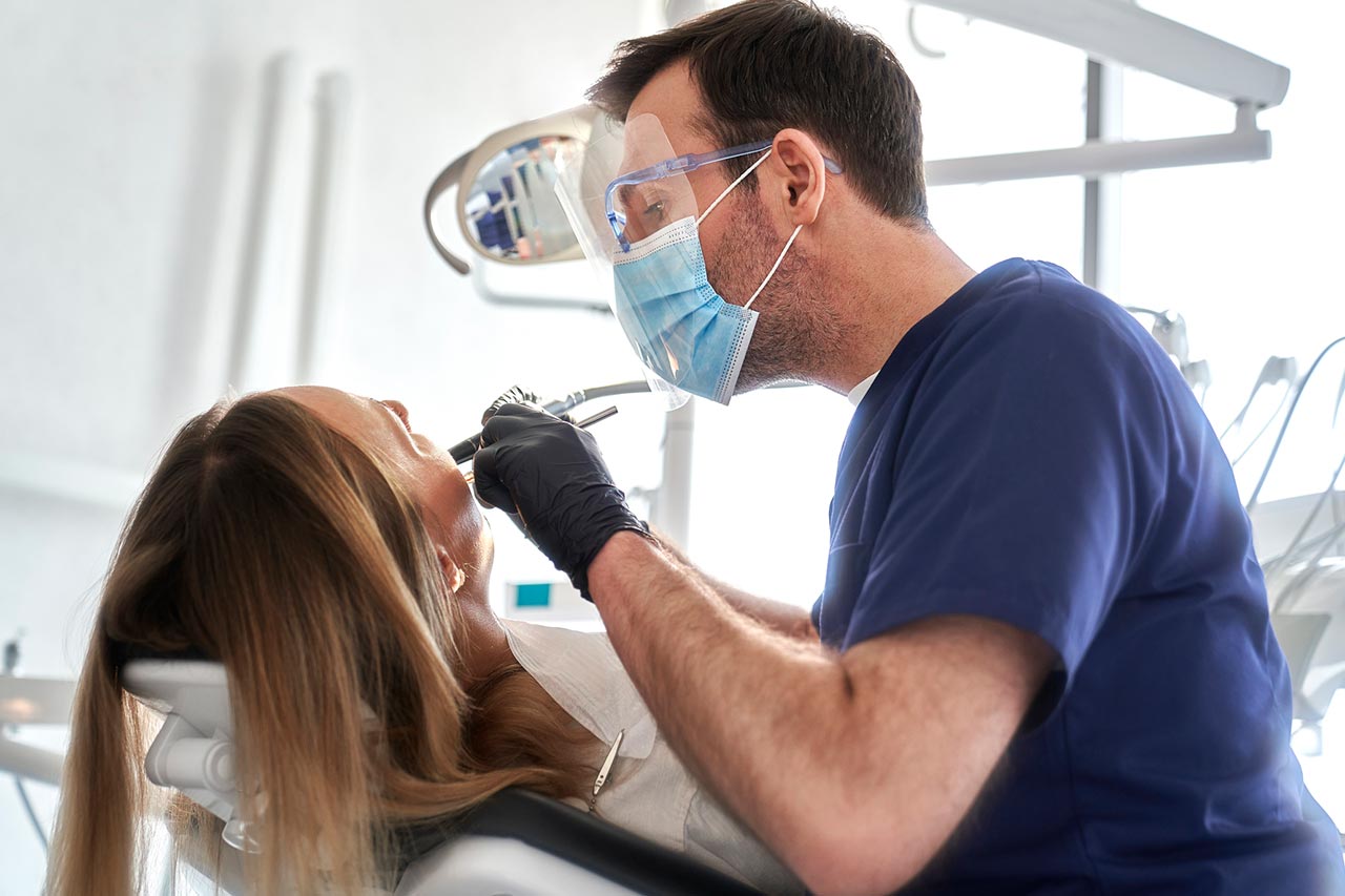 Paciente e dentista no consultório odontológico