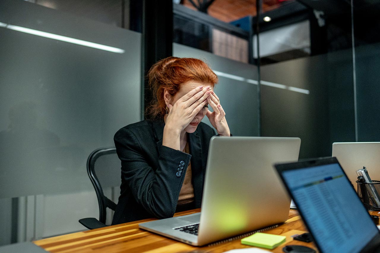 Empresária estressada com demanda de trabalho